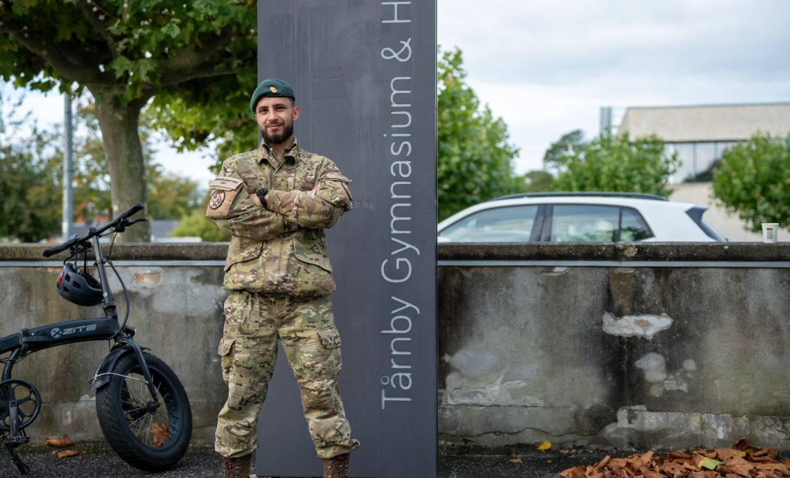 Soldat står foran gymnasium