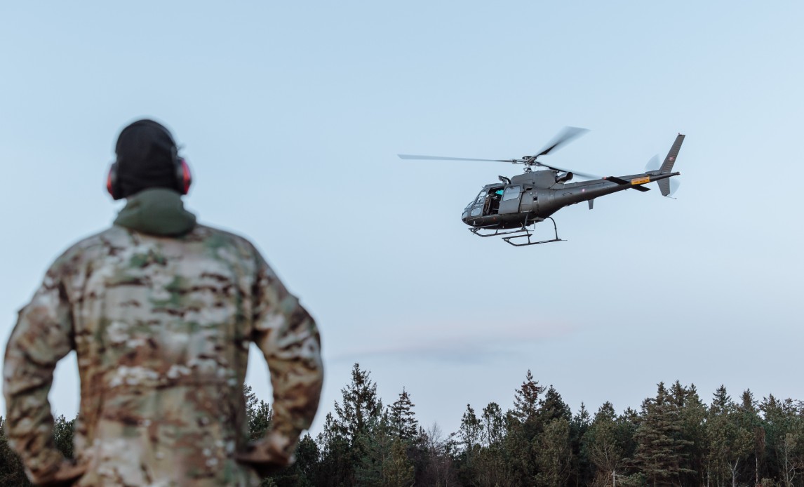 Soldat kigger på helikopter