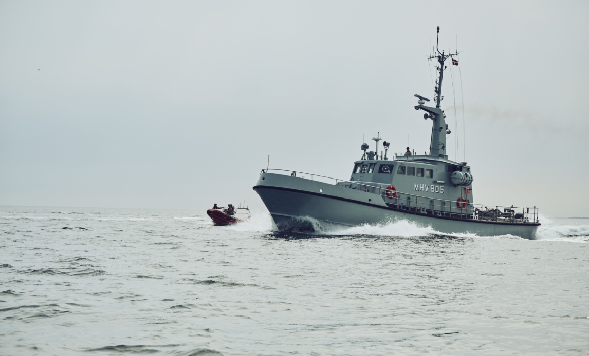 Marinehjemmeværnsfartøjer patruljerer sammen med en gummibåd