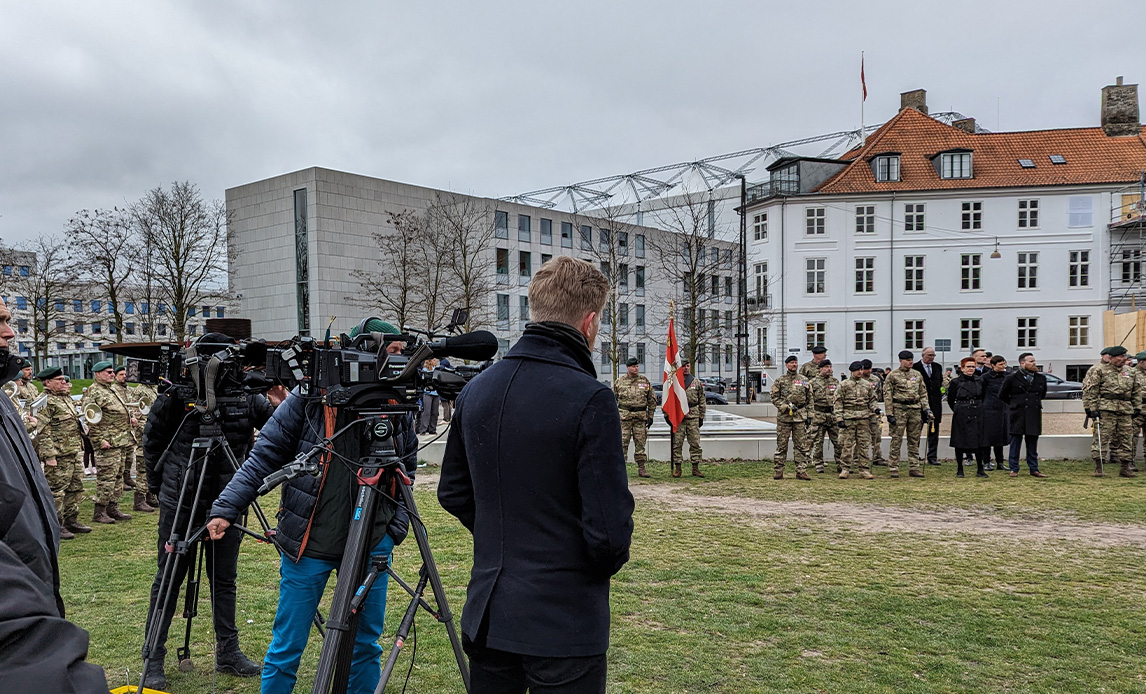 Journalister kigger på Hjemmeværnets jubilæumsparade i april 2024.