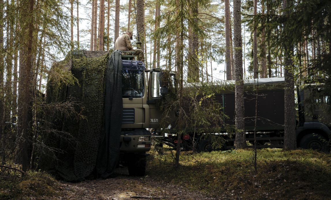 Soldat sidder på toppen af en lastbil.