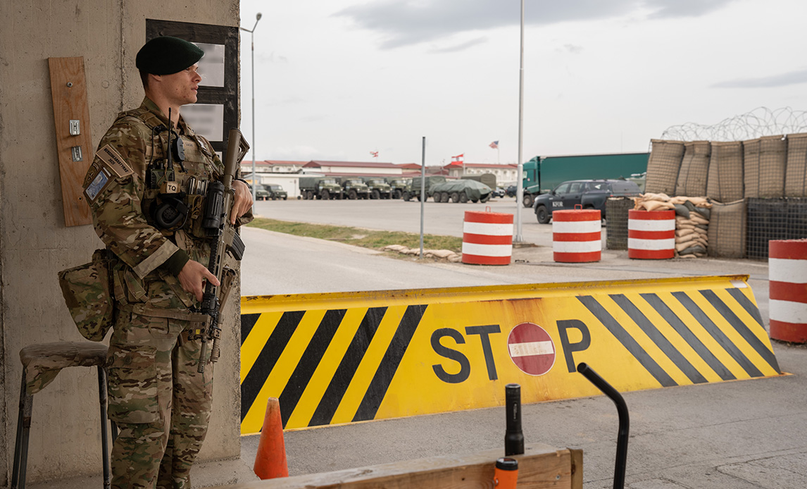 Hjemmeværnssoldat bevogter lejr i Kosovo.