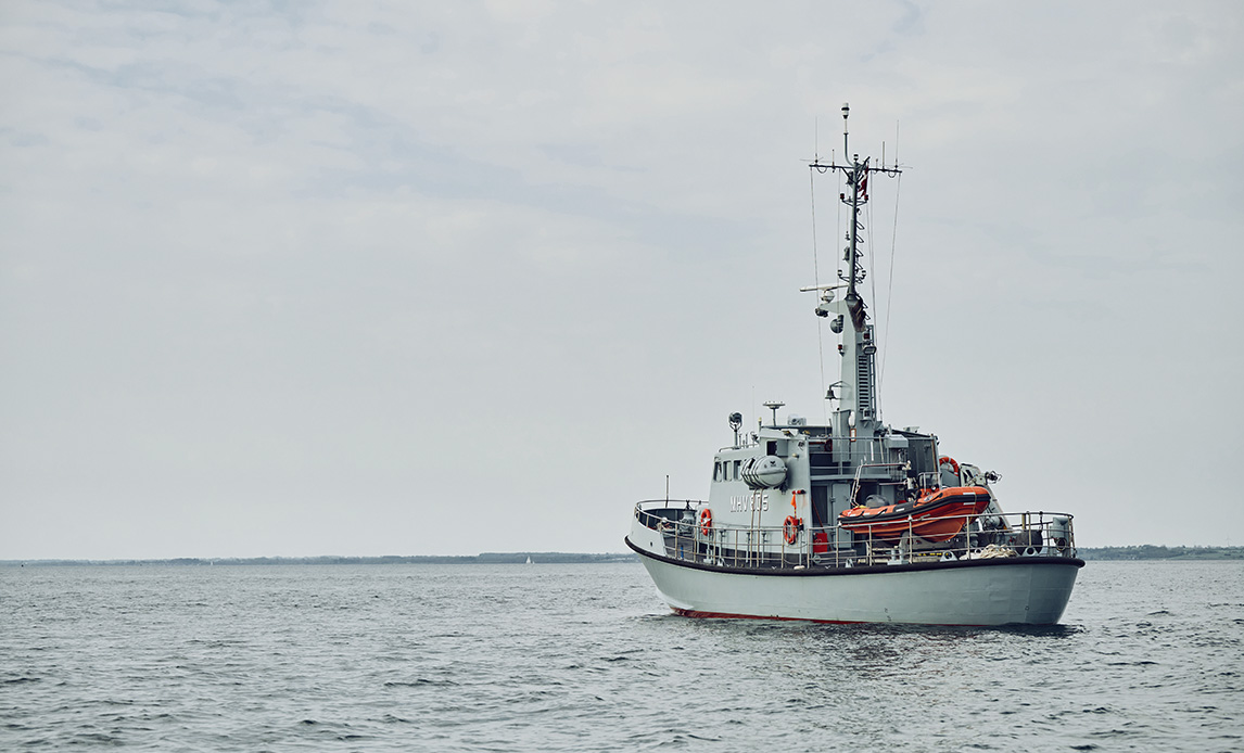 Et af Marinehjemmeværnets fartøjer sejler langs den danske kyst.