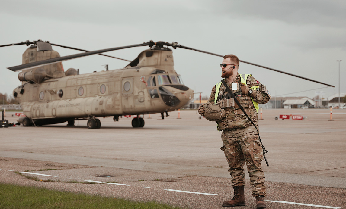 Soldat fra Flyverhjemmeværnet bevogter amerikansk helikopter