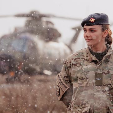 Soldat der bevogter en af Forsvarets helikoptere