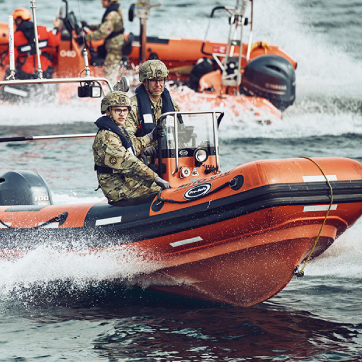 Marinehjemmeværnssoldater i gummibåde