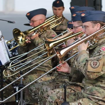 Flyverhjemmeværnets musikkorps spiller