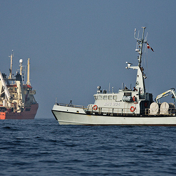 Marinehjemmeværnsfartøj der sejler sammen med et af Forsvarets miljøfartøjer.