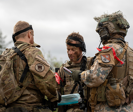 Danske soldat samarbejder med to udenlandske soldater